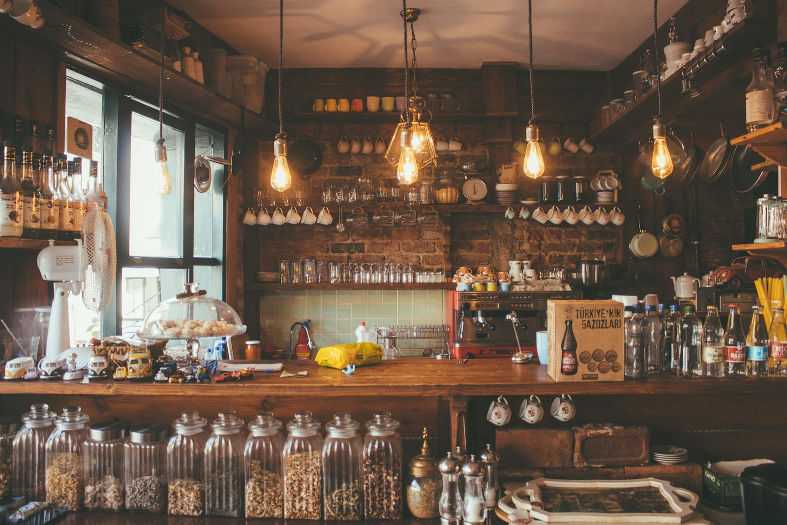Barista w kawiarni